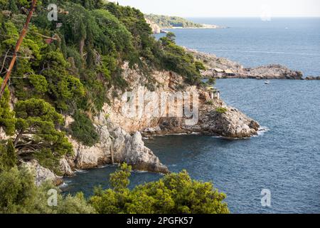 Dubrovnik, Croatie. 29th août 2022. Côte abrupte et rocheuse de la mer Adriatique vue à Dubrovnik. (Photo par Karol Serewis/SOPA Images/Sipa USA) crédit: SIPA USA/Alay Live News Banque D'Images