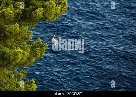 Dubrovnik, Croatie. 29th août 2022. Un homme vu nager dans la mer Adriatique à Dubrovnik. (Photo par Karol Serewis/SOPA Images/Sipa USA) crédit: SIPA USA/Alay Live News Banque D'Images