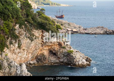 Dubrovnik, Croatie. 29th août 2022. Côte abrupte et rocheuse de la mer Adriatique vue à Dubrovnik. (Photo par Karol Serewis/SOPA Images/Sipa USA) crédit: SIPA USA/Alay Live News Banque D'Images