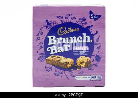 Irvine, Écosse, UK-12 mars 2023: Barre de brunch au raisin sec au chocolat de marque Cadbury dans une boîte en carton qui est recyclable et présente des graphiques et inf Banque D'Images