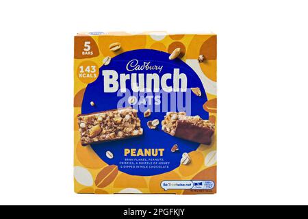 Irvine, Écosse, UK-12 mars 2023: Barre de brunch au chocolat et aux arachides de marque Cadbury dans une boîte en carton qui est recyclable et présente des graphiques et inf Banque D'Images