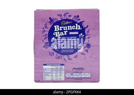 Irvine, Écosse, UK-12 mars 2023: Barre de brunch au raisin sec au chocolat de marque Cadbury dans une boîte en carton qui est recyclable et présente des graphiques et inf Banque D'Images