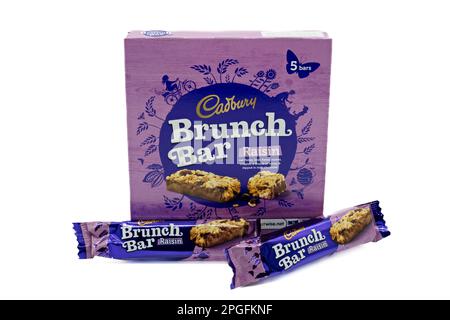 Irvine, Écosse, UK-12 mars 2023: Barre de brunch au raisin sec au chocolat de marque Cadbury dans une boîte en carton qui est recyclable et présente des graphiques et inf Banque D'Images