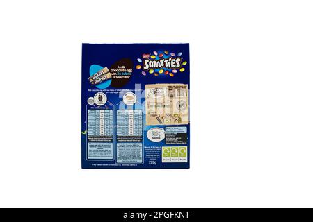 Irvine, Écosse, Royaume-Uni-20 mars 2023 : œufs au chocolat Smarties de marque Nestlé sur le thème des Pâques dans une boîte en carton recyclable et affichant des icônes graphiques Banque D'Images