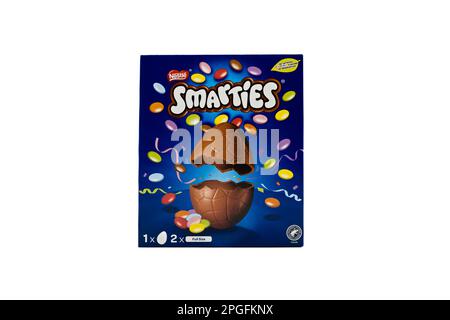 Irvine, Écosse, Royaume-Uni-20 mars 2023 : œufs au chocolat Smarties de marque Nestlé sur le thème des Pâques dans une boîte en carton recyclable et affichant des icônes graphiques Banque D'Images