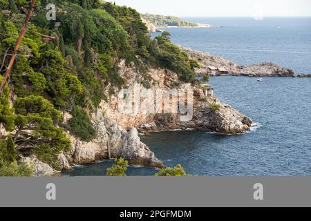 Dubrovnik, Croatie. 29th août 2022. Côte abrupte et rocheuse de la mer Adriatique vue à Dubrovnik. (Credit image: © Karol Serewis/SOPA Images via ZUMA Press Wire) USAGE ÉDITORIAL SEULEMENT! Non destiné À un usage commercial ! Banque D'Images