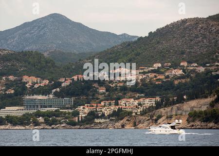 Dubrovnik, Croatie. 29th août 2022. Bâtiments sur les collines et le rivage rocheux de la mer Adriatique vus à Dubrovnik. (Credit image: © Karol Serewis/SOPA Images via ZUMA Press Wire) USAGE ÉDITORIAL SEULEMENT! Non destiné À un usage commercial ! Banque D'Images