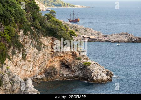 Dubrovnik, Croatie. 29th août 2022. Côte abrupte et rocheuse de la mer Adriatique vue à Dubrovnik. (Credit image: © Karol Serewis/SOPA Images via ZUMA Press Wire) USAGE ÉDITORIAL SEULEMENT! Non destiné À un usage commercial ! Banque D'Images