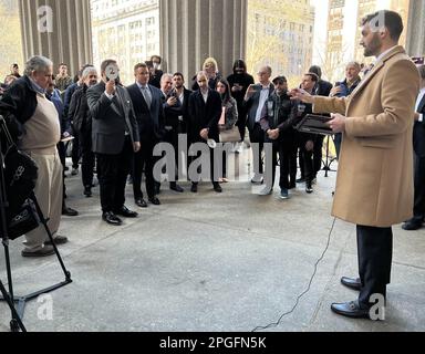 New York, États-Unis. 22nd mars 2023. Matthew D. Mannion (r), à haber de la maison de vente aux enchères Mannion Auctions, parle aux soumissionnaires lors de la vente aux enchères du bâtiment Flatiron. Jacob Garlick (2nd à partir de la gauche), le soumissionnaire numéro 2, un employé d'un fonds d'investissement, offre sur le bâtiment triangulaire. Après une guerre d'enchères d'une durée d'environ une heure sur les marches devant un palais de justice de Manhattan, Garlick a gagné l'offre à une somme de $190 millions (environ 175 millions d'euros). Le 'Iron Building' est l'un des sites les plus populaires de New York. Credit: Christina Horsten/dpa/Alay Live News Banque D'Images