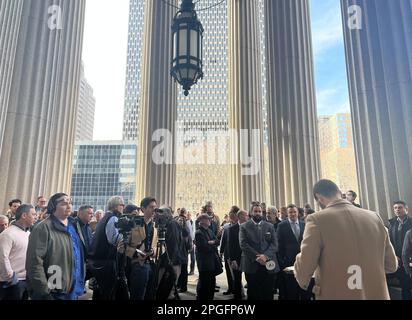 New York, États-Unis. 22nd mars 2023. Matthew D. Mannion (r), à haber de la maison de vente aux enchères Mannion Auctions, parle aux soumissionnaires lors de la vente aux enchères du bâtiment Flatiron. Jacob Garlick (3rd de droite), le soumissionnaire numéro 2, un employé d'un fonds d'investissement, offre sur l'immeuble triangulaire. Après une guerre d'enchères d'une durée d'environ une heure sur les marches devant un palais de justice de Manhattan, Garlick a gagné l'offre à une somme de $190 millions (environ 175 millions d'euros). Le 'Iron Building' est l'un des sites les plus populaires de New York. Credit: Christina Horsten/dpa/Alay Live News Banque D'Images