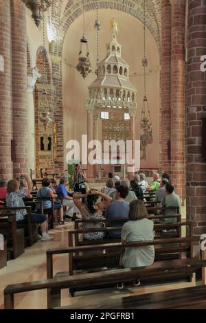 Touristes à l'intérieur de St. Église Tryphon à l'écoute d'un guide. Banque D'Images