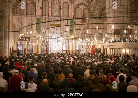 Istanbul, Istanbul, Turquie. 22nd mars 2023. Les musulmans effectuent la première prière tarawih du mois du Ramadan dans la mosquée Fatih, Istanbul, sur 22 mars 2023. La mosquée de Fatih fut construite le sultan ottoman Mehmed II ''le Conquérant'', le sultan de 7th de l'Empire ottoman, dans le district de Fatih à Istanbul. (Credit image: © Tolga Uluturk/ZUMA Press Wire) USAGE ÉDITORIAL SEULEMENT! Non destiné À un usage commercial ! Crédit : ZUMA Press, Inc./Alay Live News Banque D'Images