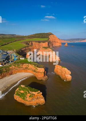 Vue aérienne des pinnacles et des falaises de grès de Ladram Bay près d'Otterton sur la côte jurassique du Devon. Banque D'Images