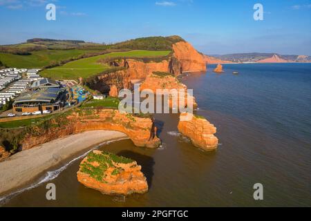 Vue aérienne des pinnacles et des falaises de grès de Ladram Bay près d'Otterton sur la côte jurassique du Devon. Banque D'Images