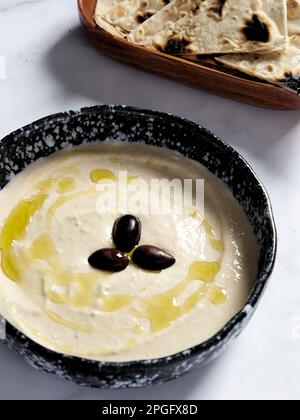 Taramosalata dans le bol avec de l'huile d'olive et de l'olive noire. Le taramosalata est une tartinade grecque et une meze faite à partir de tarama, la roe salée et salée de la morue Banque D'Images