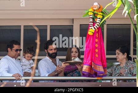 Mumbai, Inde. 22nd mars 2023. MUMBAI, INDE - MARS 22: Le président de la MNS, Raj Thackeray, et sa famille célèbrent Gudi Padwa, le nouvel an du Maharashtrian à sa résidence de Rajgad, à Dadar sur 22 mars 2023, à Mumbai, en Inde. (Photo de Satish Bate/Hindustan Times/Sipa USA) crédit: SIPA USA/Alay Live News Banque D'Images