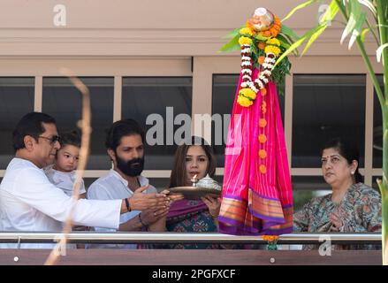 Mumbai, Inde. 22nd mars 2023. MUMBAI, INDE - MARS 22: Le président de la MNS, Raj Thackeray, et sa famille célèbrent Gudi Padwa, le nouvel an du Maharashtrian à sa résidence de Rajgad, à Dadar sur 22 mars 2023, à Mumbai, en Inde. (Photo de Satish Bate/Hindustan Times/Sipa USA) crédit: SIPA USA/Alay Live News Banque D'Images