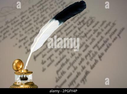 Une image romantique de l'ancien stylo avec l'inkwell. Banque D'Images