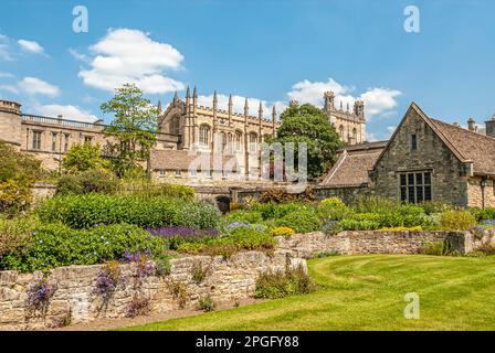 Jardin fleuri de la cathédrale Christ Church d'Oxford, Oxfordshire, Angleterre, Royaume-Uni Banque D'Images