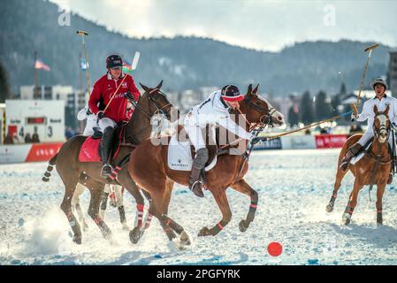 Les membres de l'équipe 'Cartier' jouer contre l' Équipe clients 'Mdurant la Coupe du Monde de Snow Polo 2016, St.Moritz, Suisse Banque D'Images