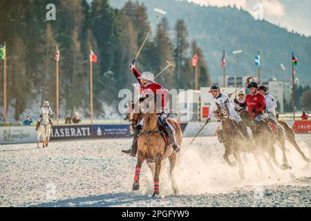 Les membres de l'équipe 'Cartier' jouer contre l' Équipe clients 'Mdurant la Coupe du Monde de Snow Polo 2016, St.Moritz, Suisse Banque D'Images