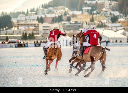 Les membres de l'équipe 'Cartier' jouer contre l' Équipe clients 'Mdurant la Coupe du Monde de Snow Polo 2016, St.Moritz, Suisse Banque D'Images