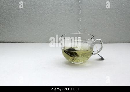 Outils de perfusion pour tisane dans une tasse de verre, infuser et mélange de feuilles séchées Banque D'Images