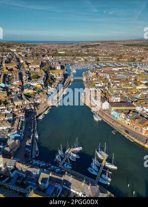 Vue aérienne du port extérieur de la station balnéaire de Weymouth à Dorset, Royaume-Uni. Banque D'Images