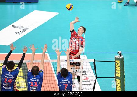 Milan, Italie. 22nd mars 2023. SEMENIUK Kamil Sir Safety Susa Pérouse pendant le volley-ball Championnat italien de superligue Serie A Men jouer - Allianz Power Volley Milano vs Sir Safety Volley Pérouse, sur 22 mars 2023, à Allianz Cloud, Milan, Italie crédit: Tiziano Ballabio crédit: Tiziano Ballabio/Alay Live News Banque D'Images