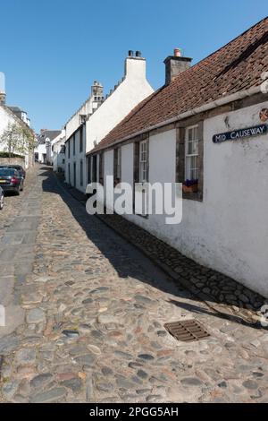 MID Causeway, une rue resentielle avec des maisons de différents siècles, dans l'historique Royal Burgh of Culross, Fife, Écosse. Banque D'Images