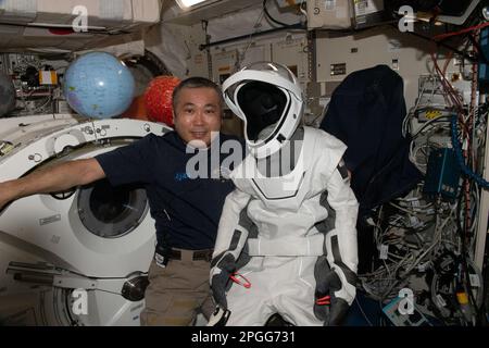 Atmosphère terrestre. 26th févr. 2023. Expédition 68 l'ingénieur de vol Koichi Wakata de JAXA (Agence japonaise d'exploration aérospatiale) montre son vaisseau spatial SpaceX qu'il portait à bord du vaisseau spatial Crew Dragon Endurance lorsqu'il a lancé à la Station spatiale internationale le 5 octobre à partir du Centre spatial Kennedy en Floride. Credit: NASA/ZUMA Press Wire Service/ZUMAPRESS.com/Alamy Live News Banque D'Images
