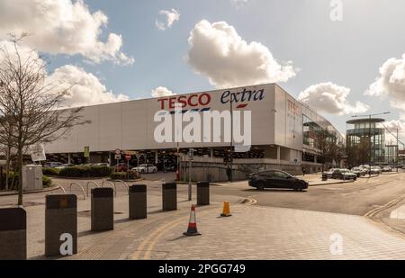 Slough, Buckinghamshire, Angleterre, Royaume-Uni. 2023. Grande superboutique avec parking dans le centre-ville de Slough. Banque D'Images
