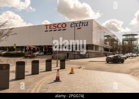 Slough, Buckinghamshire, Angleterre, Royaume-Uni. 2023. Grande superboutique avec parking dans le centre-ville de Slough. Banque D'Images
