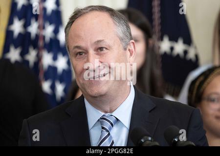 Washington, États-Unis. 22nd mars 2020. Le deuxième monsieur Doug Emhoff parle lors d'une réception du mois de l'histoire des femmes dans la salle est de la Maison Blanche à Washington, DC, mercredi, 22 mars 2023. Photo de Bonnie Cash/UPI Credit: UPI/Alay Live News Banque D'Images