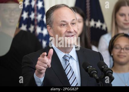 Washington, États-Unis. 22nd mars 2020. Le deuxième monsieur Doug Emhoff parle lors d'une réception du mois de l'histoire des femmes dans la salle est de la Maison Blanche à Washington, DC, mercredi, 22 mars 2023. Photo de Bonnie Cash/UPI Credit: UPI/Alay Live News Banque D'Images