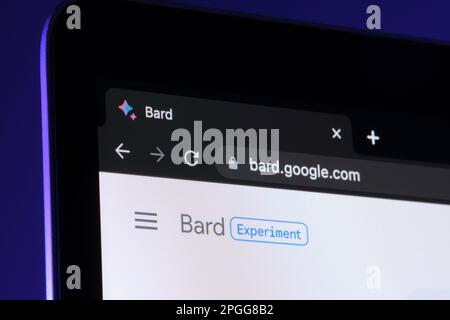 Google Bard ai chatbot. Exemple réel de chat bot vu sur l'écran de l'appareil. Stafford, Royaume-Uni, 22 mars 2023 Banque D'Images