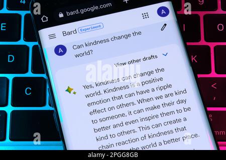 Google Bard ai chatbot. Utilisation réelle de chat bot. Répondre à la question sur la gentillesse. Stafford, Royaume-Uni, 22 mars 2023 Banque D'Images