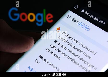 Google Bard ai chatbot. Exemple réel de chat bot vu sur l'écran de l'appareil et le logo Google en arrière-plan. Stafford, Royaume-Uni, 22 mars 2023 Banque D'Images