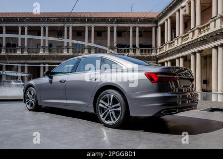 MILAN, ITALIE - AVRIL 16 2018 : événement de laboratoire de la ville d'Audi. Un événement mettant en scène des modèles de voitures Audi a présenté la semaine du design à Milan. Banque D'Images