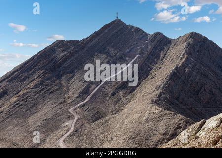 Vue sur une route escarpée qui monte sur Frenchman Mountain près de Las Vegas Nevada. Banque D'Images