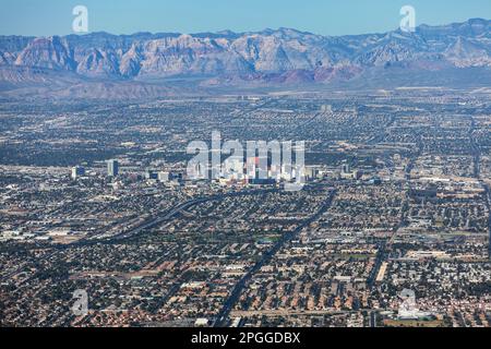 Las Vegas Nevada, Etats-Unis - 15 octobre 2013 : vue sur le centre-ville de Las Vegas et le canyon Red Rock depuis le sommet de la montagne Frenchman. Banque D'Images