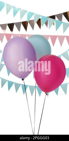 Ballons colorés et drapeaux décoratifs sur fond blanc Banque D'Images