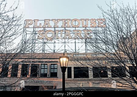 Panneau rétro emblématique de Stick Playhouse Square au sommet des bâtiments Cowell et Hubbard et Wooldworth dans le quartier des théâtres de Cleveland, Ohio, sur 4 mars 2023. Banque D'Images