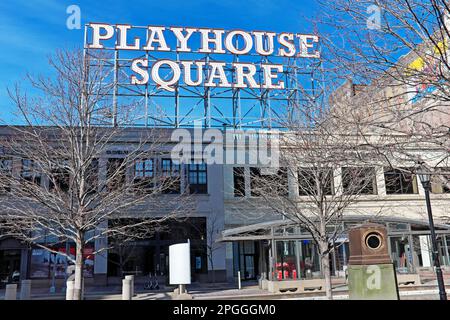 Le panneau Playhouse Square est éclairé par le soleil d'hiver rare et fort dans le quartier des théâtres du centre-ville de Cleveland, Ohio, sur 20 février 2023. Banque D'Images