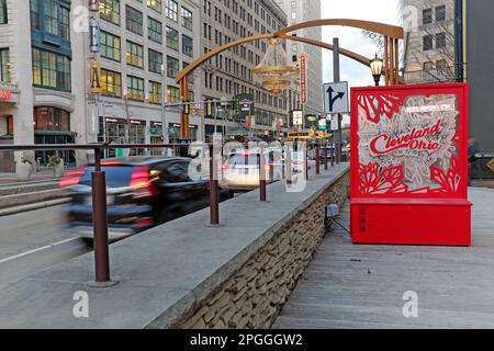 Le trafic se déplace le long de l'avenue Euclid dans le quartier Playhouse Square Theatre du centre-ville de Cleveland, Ohio, États-Unis sur 7 février 2023. Banque D'Images