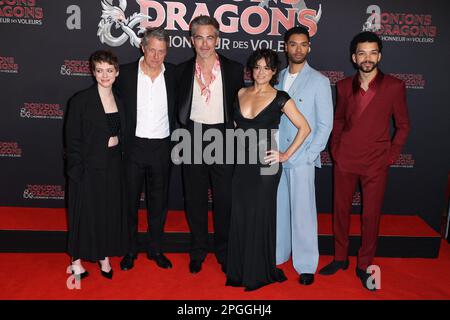 Paris, France. 22nd mars 2023. Sophia Lillis, Hugh Grant, Chris Pine, Michelle Rodriguez, Regé-Jean page et le juge Smith assistent à la première de donjons et dragons qui s'est tenue au Grand Rex on 22 mars 2023 à Paris, en France. Photo de Jerome Dominé/ABACAPRESS.COM crédit: Abaca Press/Alay Live News Banque D'Images