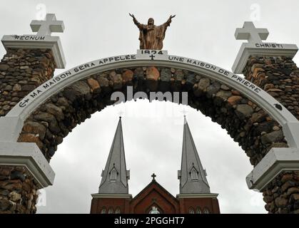 Les clochers de l'église notre Dame du Mont Carmel à Mont Carmel, Î.-P.-É., sont encadrés par une arche en pierre. L'église catholique date de 1898. Banque D'Images