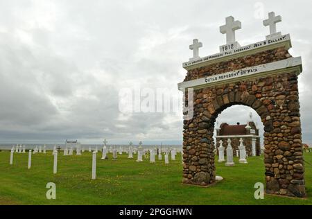 L'entrée voûtée du cimetière en bord de mer de l'église notre Dame du Mont Carmel à Mont Carmel, Île-du-Prince-Édouard. Banque D'Images