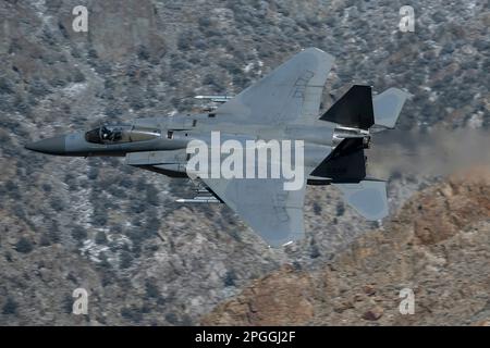 Lone Pine, CA - 9 novembre 2022: USAF F-15 Fighter Jet survolant niveau bas sur le chemin de bas niveau Sidewinder-D. Banque D'Images