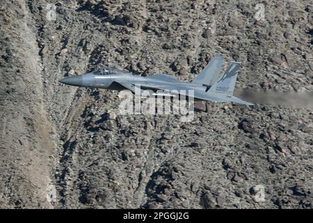 Lone Pine, CA - 9 novembre 2022: USAF F-15 Fighter Jet survolant niveau bas sur le chemin de bas niveau Sidewinder-D. Banque D'Images